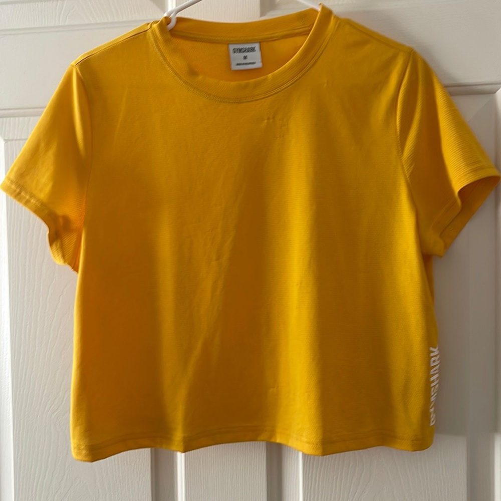 Crop, yellow gymshark tee